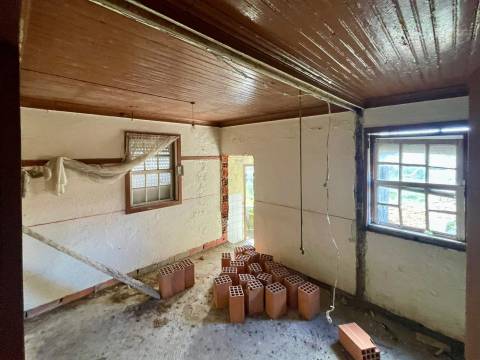 Moradia para restaurar em Amiais, Penalva do Castelo