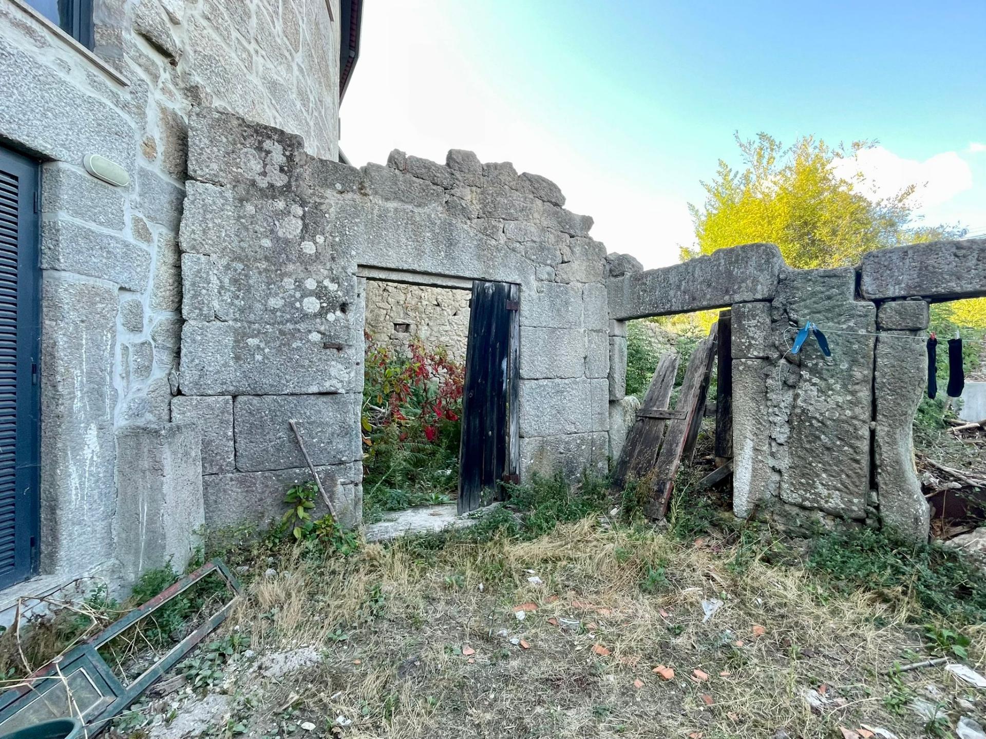 Ruina em Granito em Oliveira de Barreiros