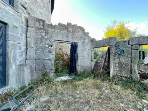 Ruina em Granito em Oliveira de Barreiros