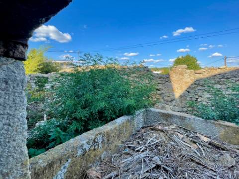 Ruina em Granito em Oliveira de Barreiros