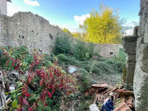 Ruina em Granito em Oliveira de Barreiros