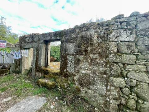 Ruina em Granito em Oliveira de Barreiros