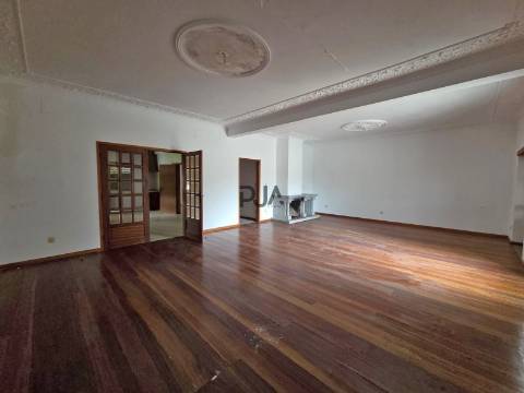 Andar moradia T4 para arrendamento em Mangualde