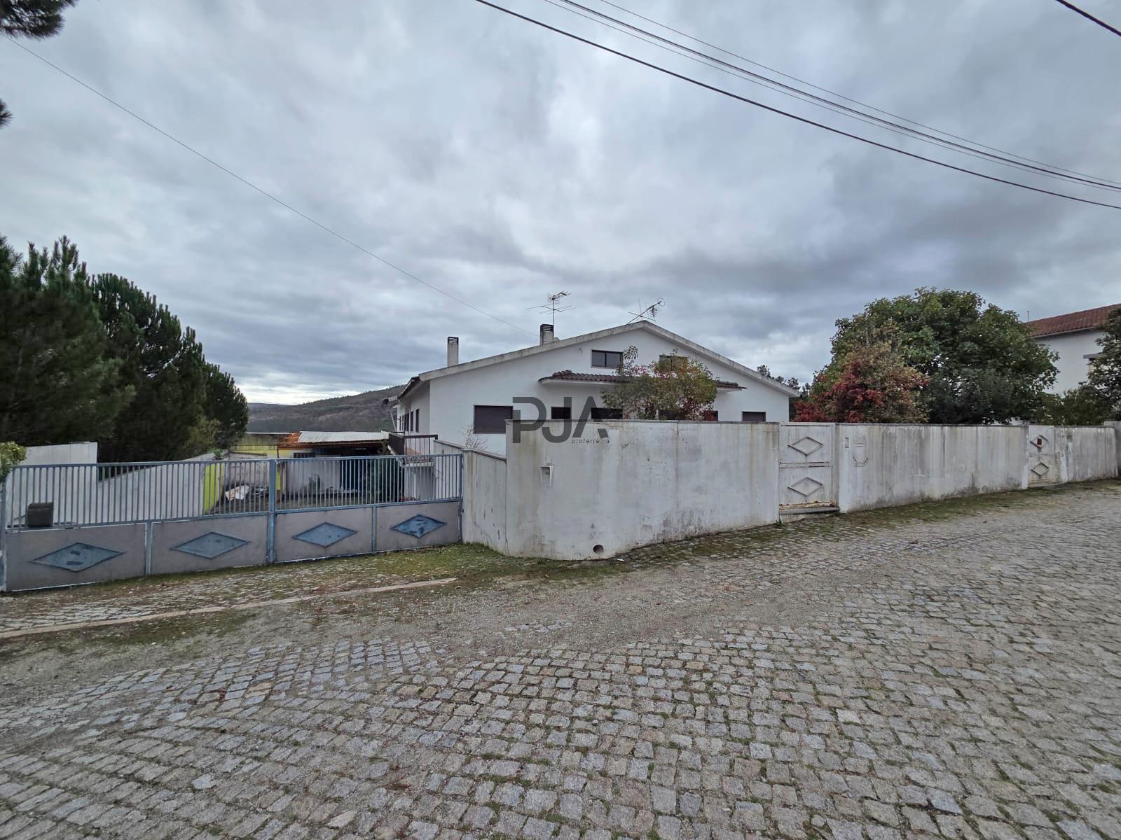 Andar moradia T4 para arrendamento em Mangualde