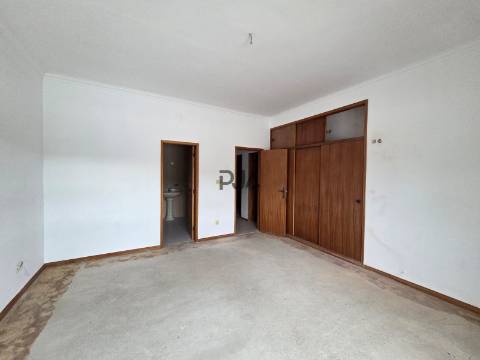 Andar moradia T4 para arrendamento em Mangualde