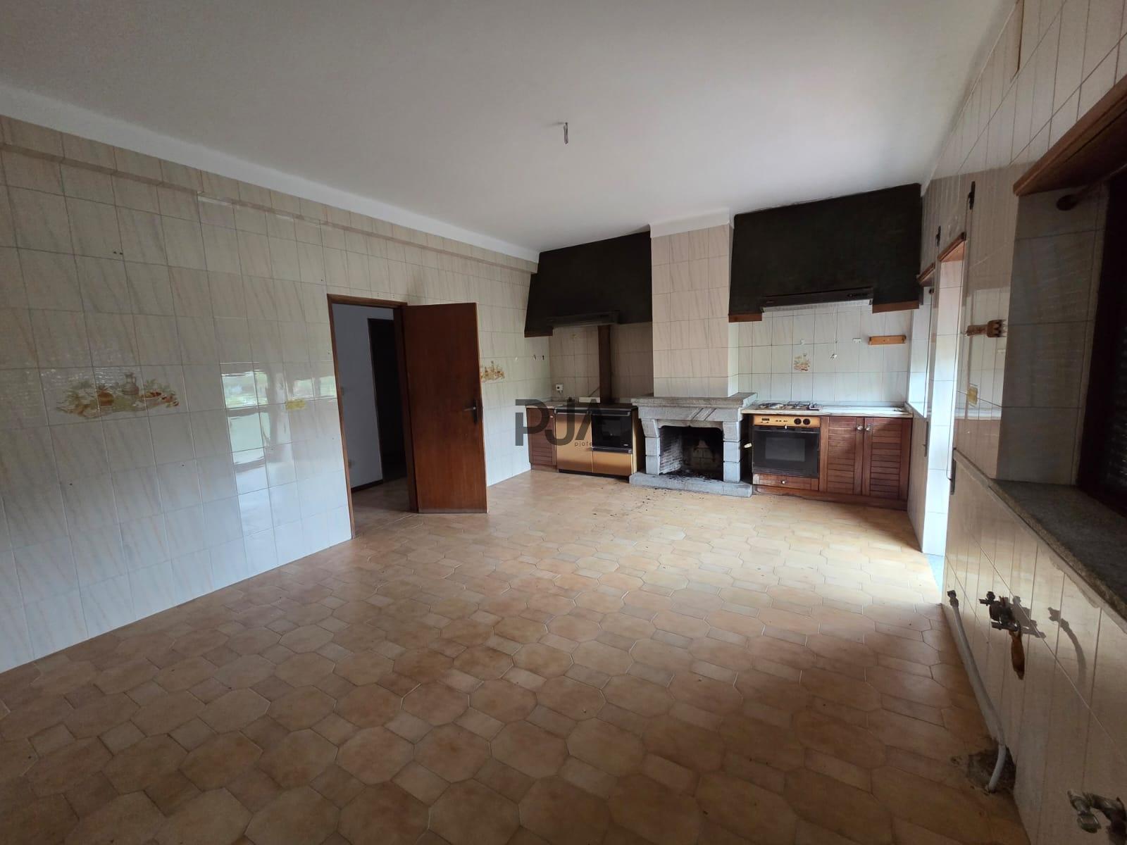 Moradia com 2 Apartamentos T4 e Armazém em Oliveira, Mangualde