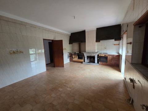 Moradia com 2 Apartamentos T4 e Armazém em Oliveira, Mangualde