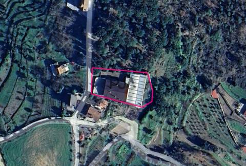 Moradia com 2 Apartamentos T4 e Armazém em Oliveira, Mangualde