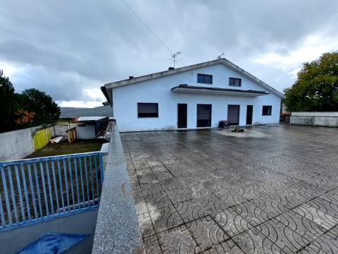Moradia com 2 Apartamentos T4 e Armazém em Oliveira, Mangualde