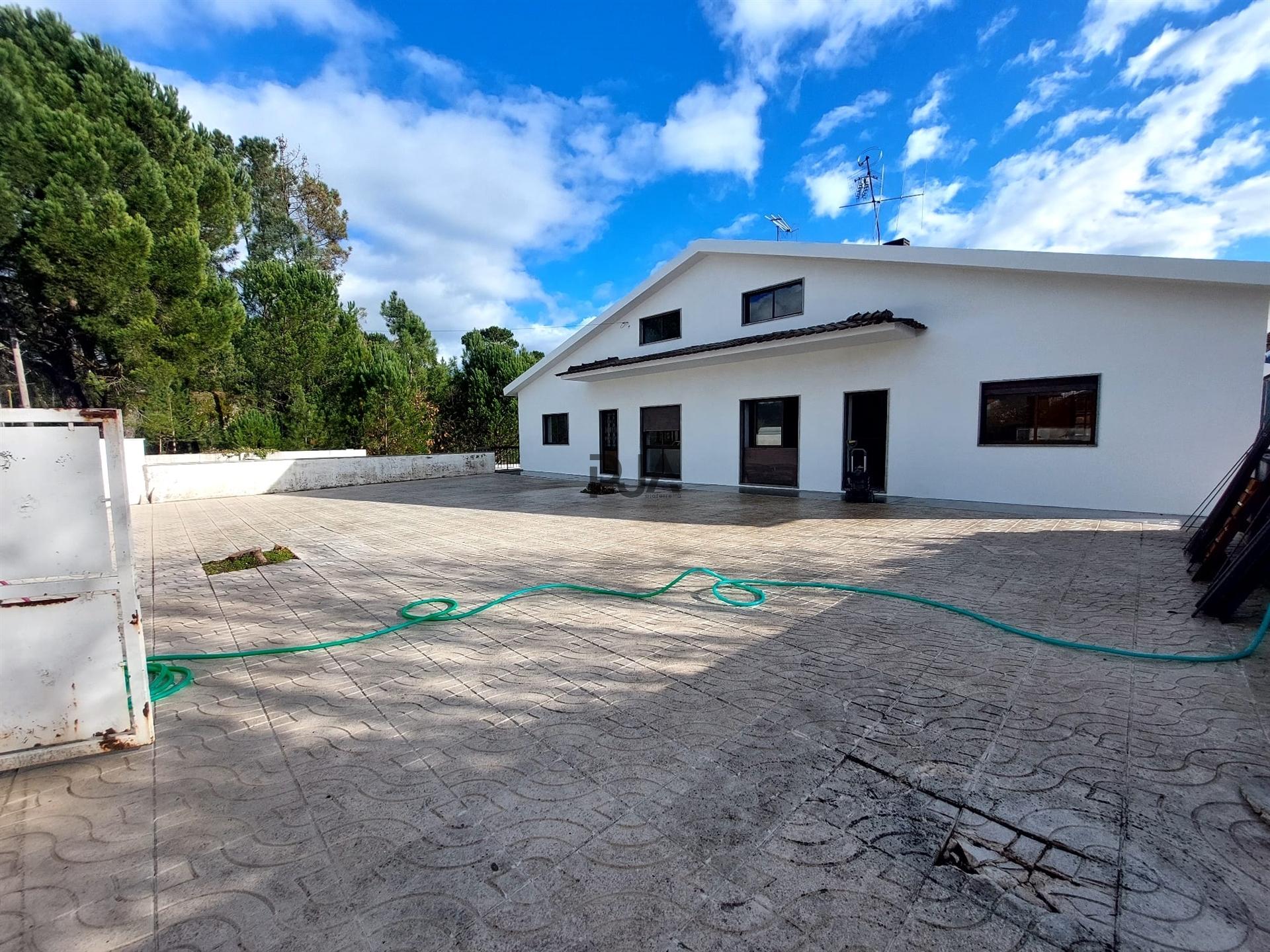 Moradia com 2 Apartamentos T4 e Armazém em Oliveira, Mangualde