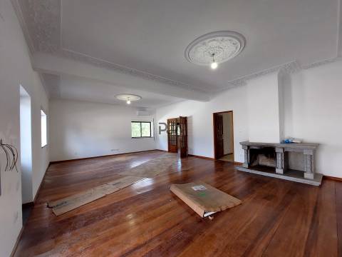 Moradia com 2 Apartamentos T4 e Armazém em Oliveira, Mangualde