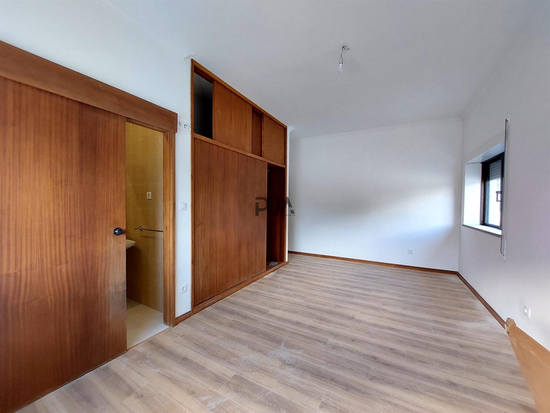 Moradia com 2 Apartamentos T4 e Armazém em Oliveira, Mangualde