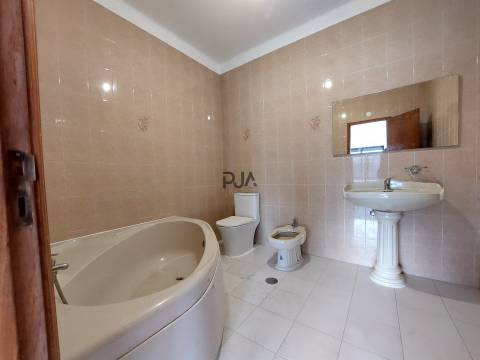 Moradia com 2 Apartamentos T4 e Armazém em Oliveira, Mangualde