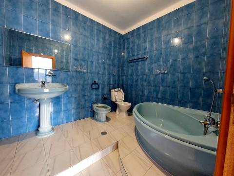 Moradia com 2 Apartamentos T4 e Armazém em Oliveira, Mangualde