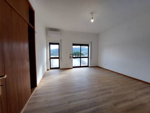 Moradia com 2 Apartamentos T4 e Armazém em Oliveira, Mangualde