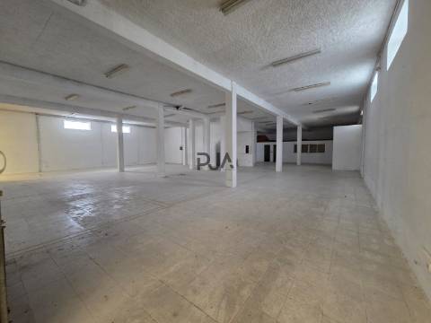 Moradia com 2 Apartamentos T4 e Armazém em Oliveira, Mangualde