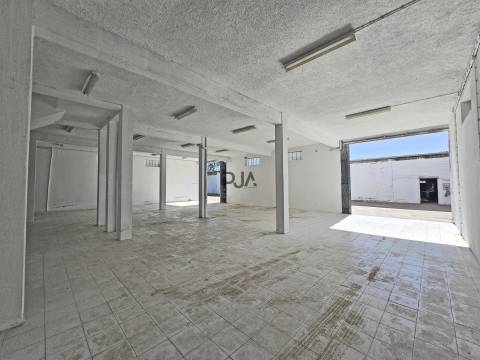 Moradia com 2 Apartamentos T4 e Armazém em Oliveira, Mangualde