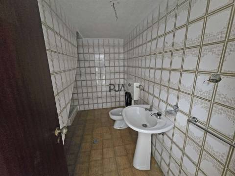 Moradia com 2 Apartamentos T4 e Armazém em Oliveira, Mangualde