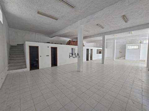 Moradia com 2 Apartamentos T4 e Armazém em Oliveira, Mangualde