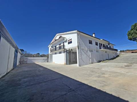 Moradia com 2 Apartamentos T4 e Armazém em Oliveira, Mangualde