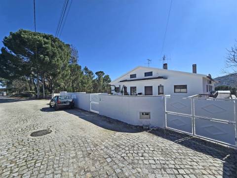 Moradia com 2 Apartamentos T4 e Armazém em Oliveira, Mangualde