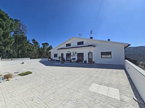 Moradia com 2 Apartamentos T4 e Armazém em Oliveira, Mangualde