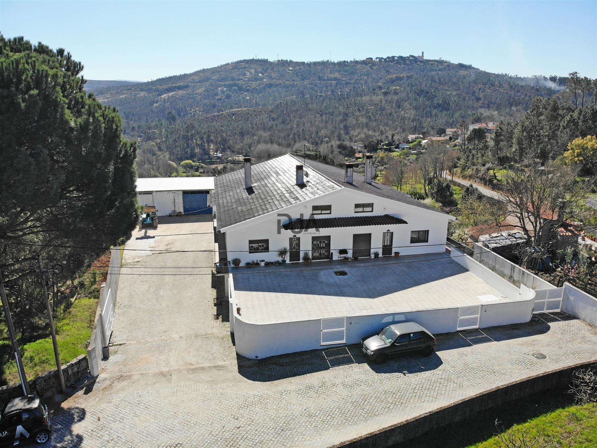 Moradia com 2 Apartamentos T4 e Armazém em Oliveira, Mangualde