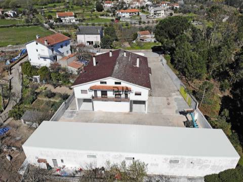 Moradia com 2 Apartamentos T4 e Armazém em Oliveira, Mangualde