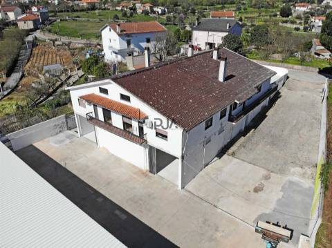 Moradia com 2 Apartamentos T4 e Armazém em Oliveira, Mangualde