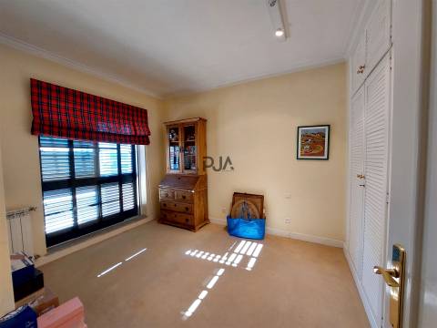 Penthouse T5 em Praça de Goa, Viseu
