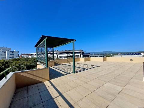 Penthouse T5 em Praça de Goa, Viseu