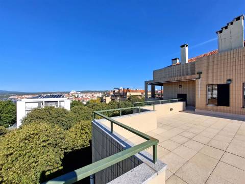 Penthouse T5 em Praça de Goa, Viseu