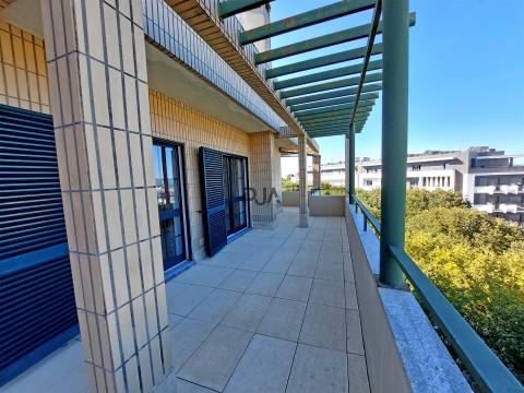 Penthouse T5 em Praça de Goa, Viseu