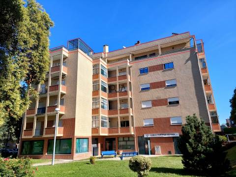 Penthouse T5 em Praça de Goa, Viseu