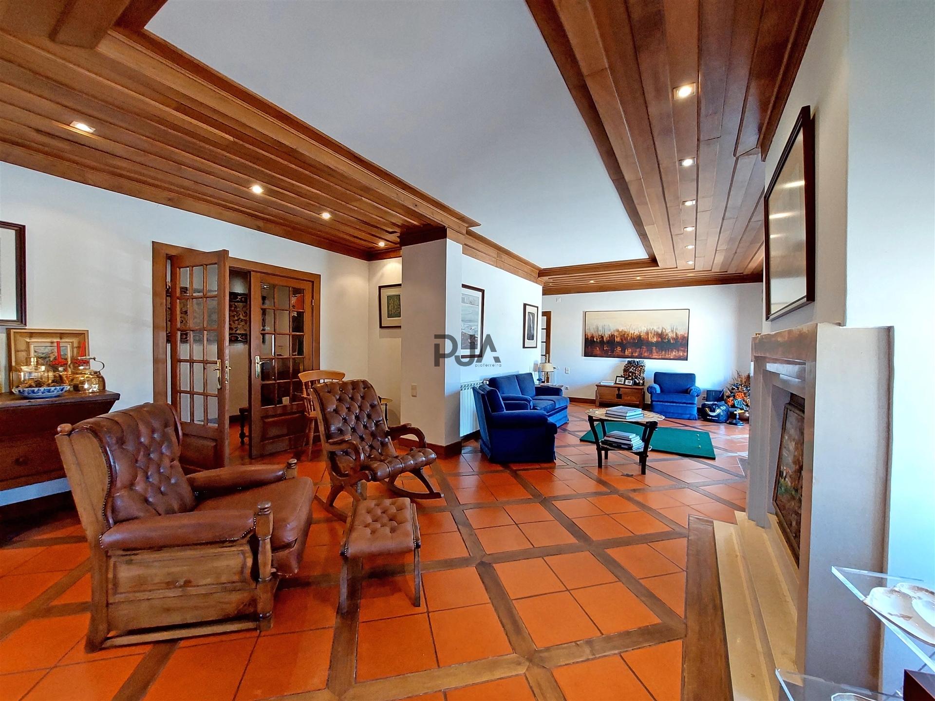 Penthouse T5 em Praça de Goa, Viseu