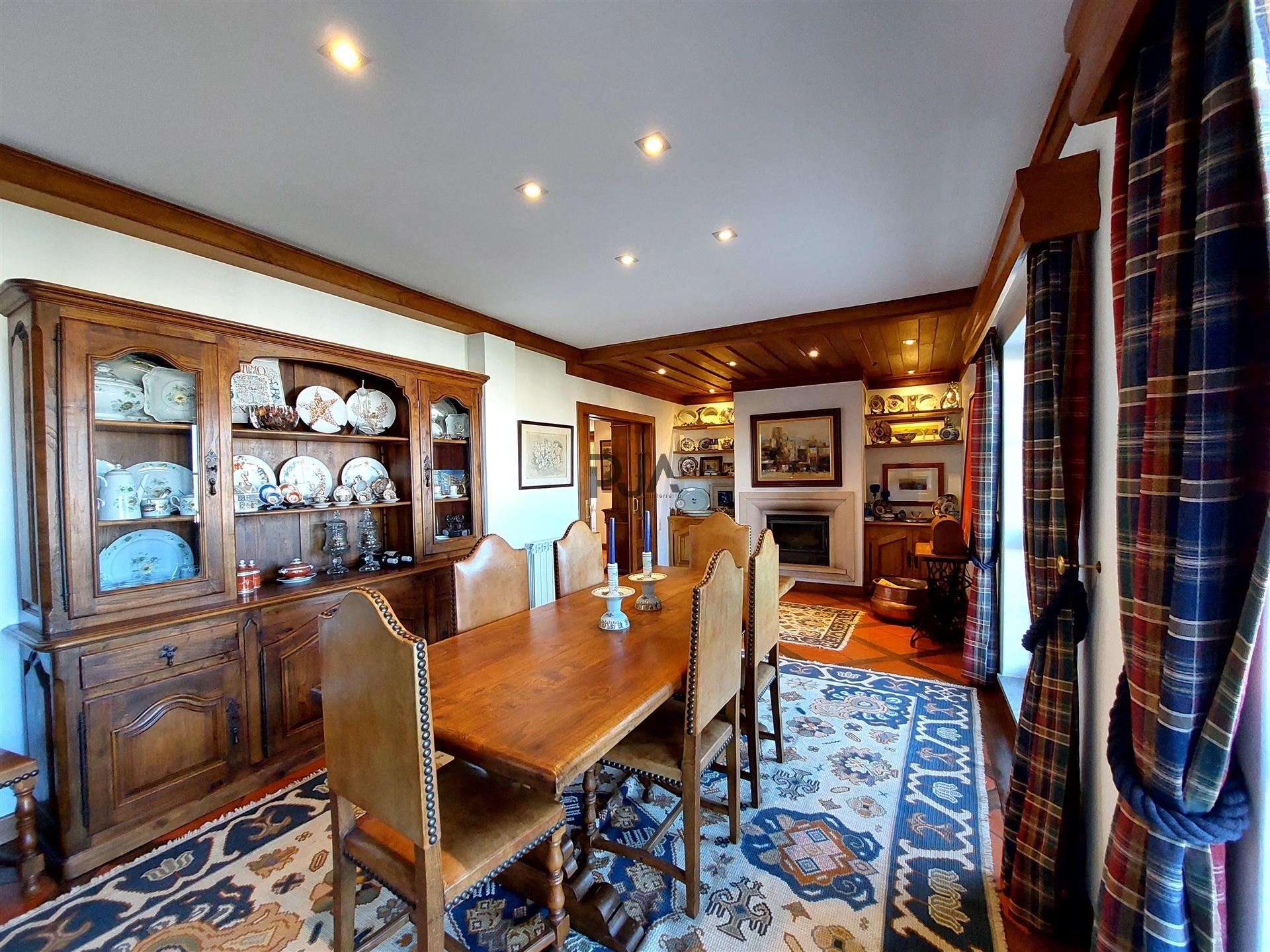 Penthouse T5 em Praça de Goa, Viseu