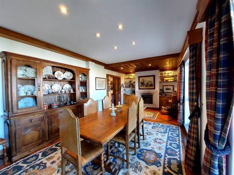 Penthouse T5 em Praça de Goa, Viseu