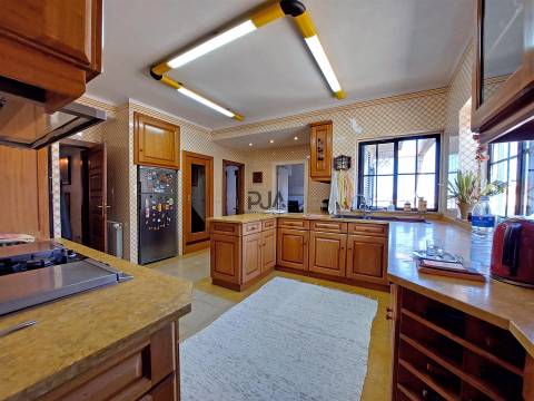 Penthouse T5 em Praça de Goa, Viseu