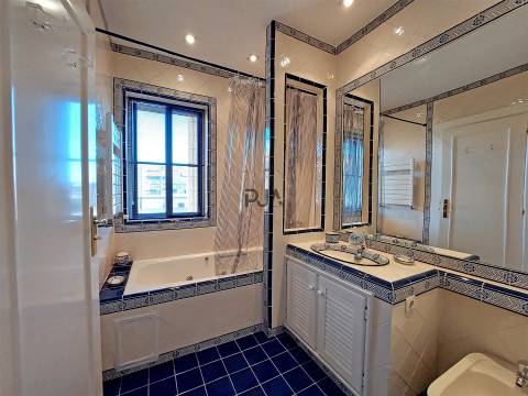 Penthouse T5 em Praça de Goa, Viseu