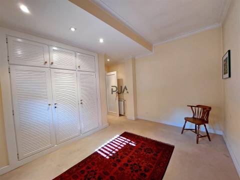 Penthouse T5 em Praça de Goa, Viseu
