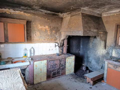 Moradia T3 para recuperar em Lameiras, Santa Comba Dão