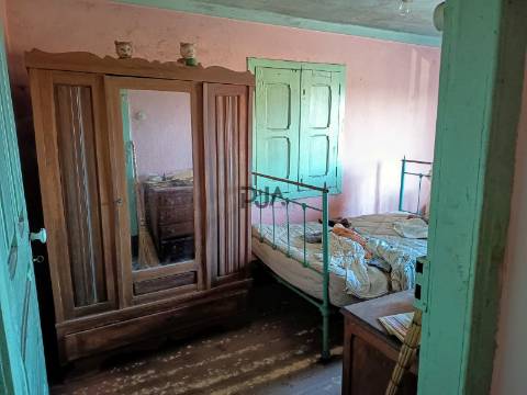 Moradia T3 para recuperar em Lameiras, Santa Comba Dão