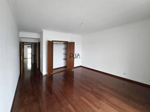 Apartamento T4 Venda em Guarda,Guarda