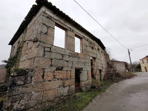 Moradia Devoluta em pedra em Casal Vidona, Santa Comba Dão