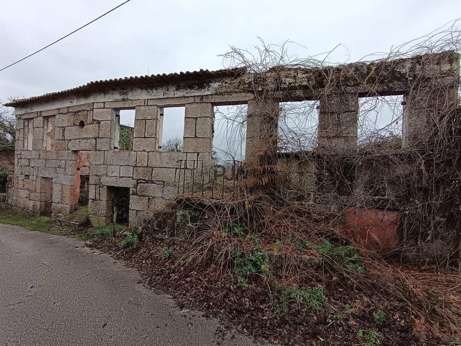 Moradia Devoluta em pedra em Casal Vidona, Santa Comba Dão