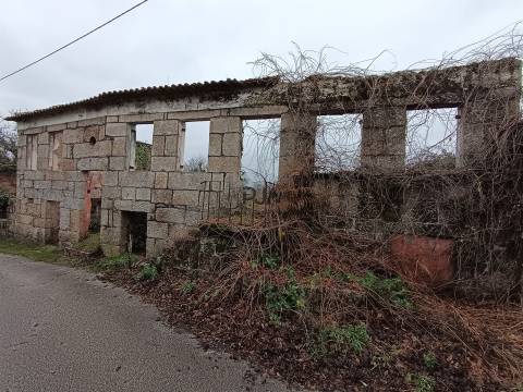 Moradia Devoluta em pedra em Casal Vidona, Santa Comba Dão