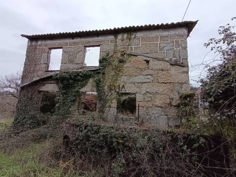 Moradia Devoluta em pedra em Casal Vidona, Santa Comba Dão