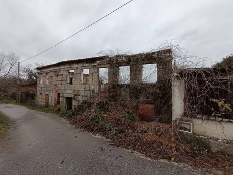 Moradia Devoluta em pedra em Casal Vidona, Santa Comba Dão