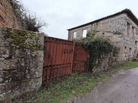 Moradia Devoluta em pedra em Casal Vidona, Santa Comba Dão