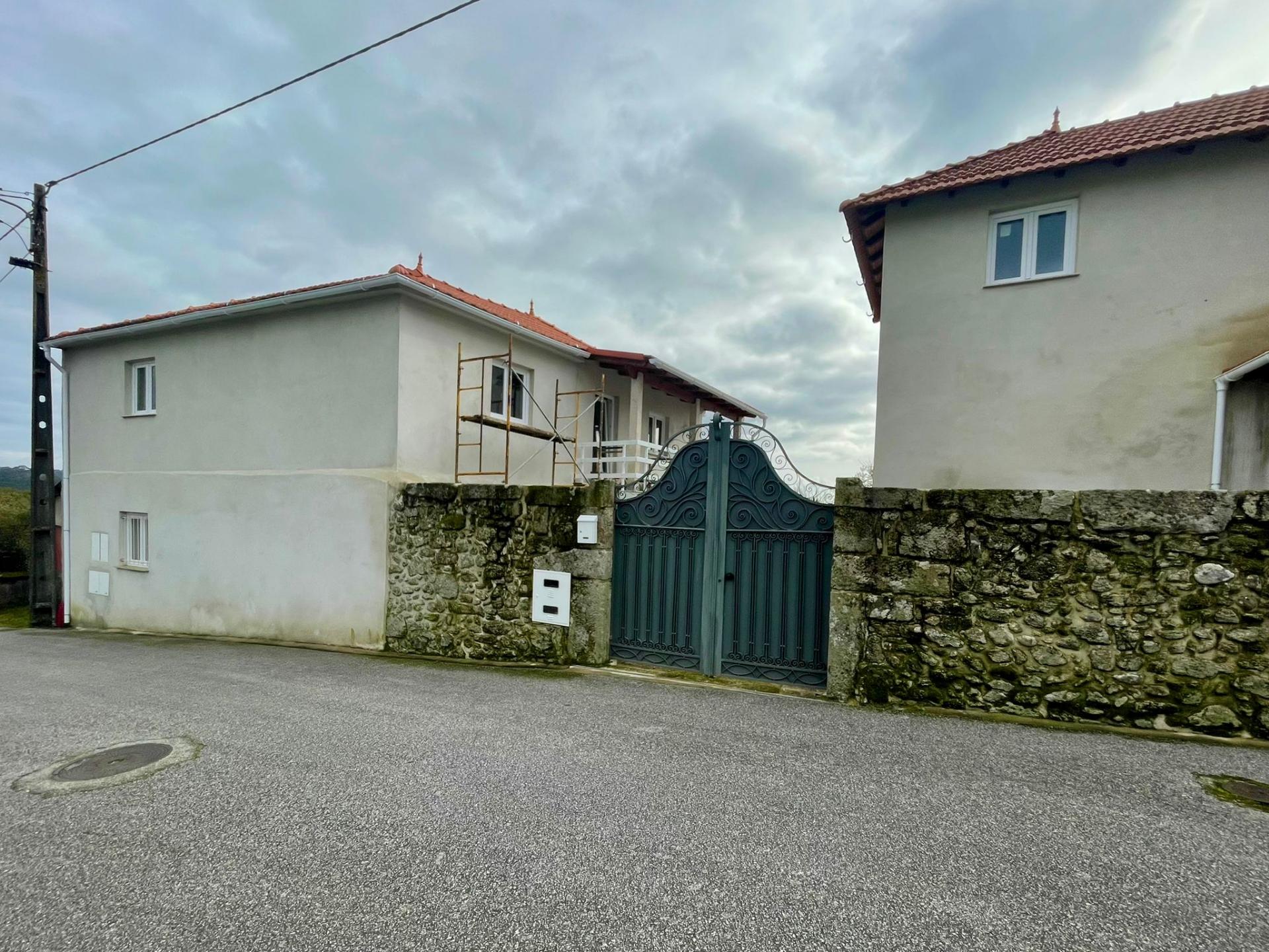 Moradia T3 + 2 apartamentos T2 em Campo de Besteiros, Tondela